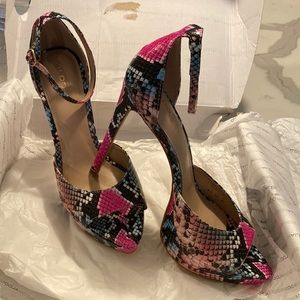 Also multicolor shoes